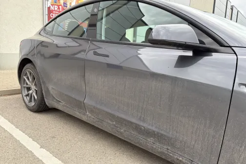 Automa&scaron;īnas sāns ar durvīm, skats no priek&scaron;as pirms mazgā&scaron;anas Dipstage automazgātavā Baložos