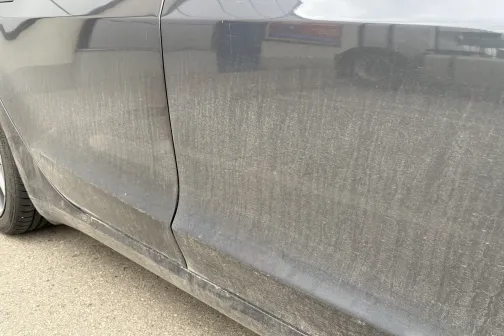 Durvju apak&scaron;daļa tuvplānā pirms mazgā&scaron;anas Dipstage automazgātavā Baložos