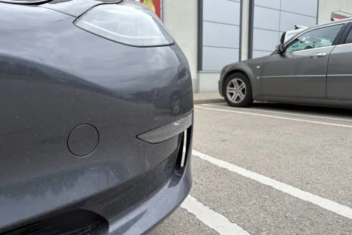 Priek&scaron;ējais lukturis un bufera stūris pirms mazgā&scaron;anas Dipstage automazgātavā Baložos