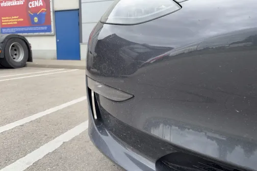 Otras puses priek&scaron;ējais lukturis un buferis pirms mazgā&scaron;anas Dipstage automazgātavā Baložos