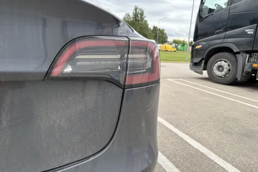 Otras puses aizmugurējais lukturis pirms mazgā&scaron;anas Dipstage automazgātavā Baložos