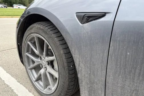 Priek&scaron;ējais ritenis un spārns pirms mazgā&scaron;anas Dipstage automazgātavā Baložos