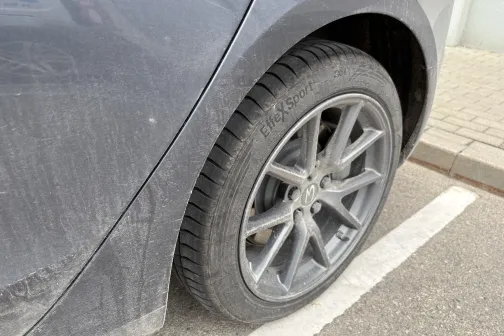Aizmugurējais ritenis un spārns pirms mazgā&scaron;anas Dipstage automazgātavā Baložos