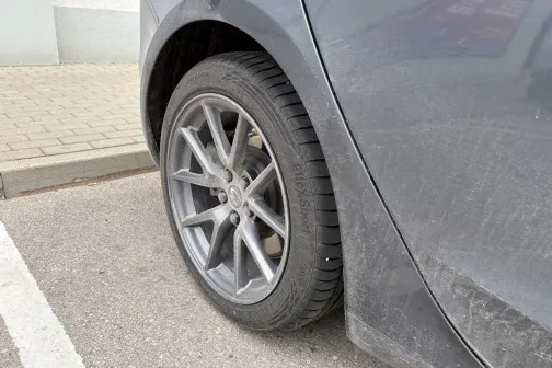 Otras puses aizmugurējais ritenis pirms mazgā&scaron;anas Dipstage automazgātavā Baložos