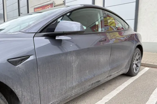 Priek&scaron;ējās durvis un sānu spogulis pirms mazgā&scaron;anas Dipstage automazgātavā Baložos