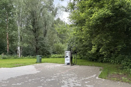 Stāvvieta pie putekļu sūcēja Dipstage automazgātavā Baložos, fonā koki