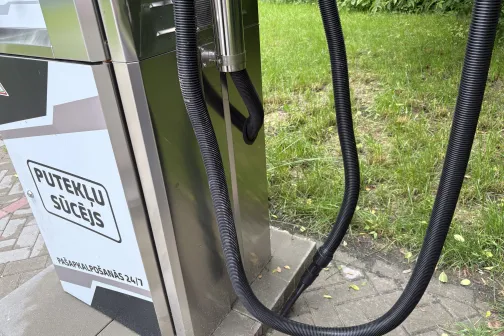 Putekļu sūcēja &scaron;ļūtene tuvplānā &ndash; nedaudz netīrs aprīkojums Dipstage automazgātavā