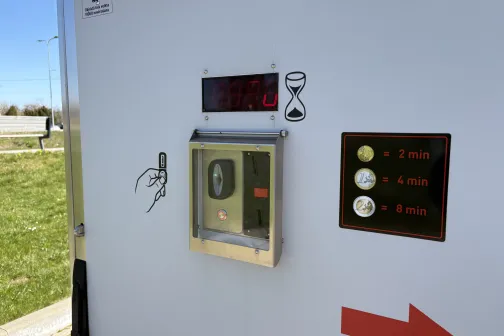 Naudas automāts un laika taimeris automazgātavā.