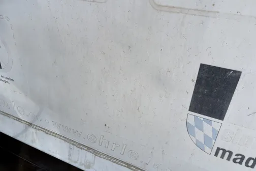 Netīrs kravas automa&scaron;īnas sāns ar logotipu.