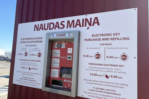 Naudas maiņas automāts ar cenām &ndash; 0,50 EUR = 60 s, ar atslēgu 65 s &ndash; Ehrle automazgātavā Mārupē