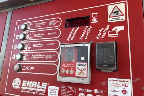 Ehrle vadības panelis ar monētu portālu, kar&scaron;u lasītāju un uzrakstu &ldquo;Pieņem tikai&rdquo; &ndash; 0,50, 1, 2 &euro; &ndash; Mārupē