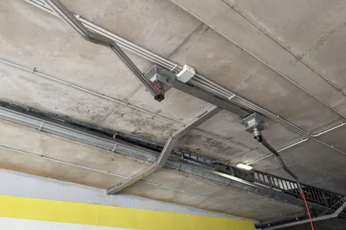 &Scaron;ļūteņu padeves caurules pie griestiem mazgā&scaron;anas vietā JT Carwash automazgātavā Rīgā