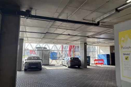 Izbrauk&scaron;ana no stāvvietu ēkas pie JT Carwash automazgātavas Gustava Zemgala gatvē, Rīgā