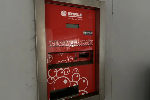 Ehrle naudas maiņas aparāts sienā JT Carwash automazgātavā Gustava Zemgala gatvē &ndash; nestrādā