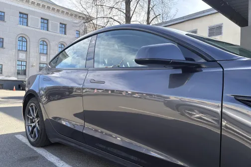 Otras puses durvis un sānu spogulis pēc mazgā&scaron;anas JT Carwash automazgātavā Rīgā