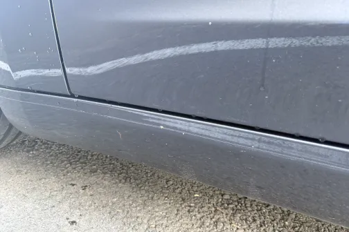 Durvju apak&scaron;daļa un slieksnis pēc mazgā&scaron;anas JT Carwash automazgātavā Rīgā &ndash; apak&scaron;ā paliku&scaron;i netīrumi