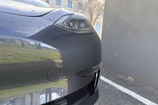 Priek&scaron;ējā bampera stūris un lukturis pēc mazgā&scaron;anas JT Carwash automazgātavā Rīgā