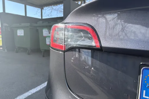 Aizmugurējais lukturis un bagāžnieka vāks pēc mazgā&scaron;anas JT Carwash automazgātavā Rīgā
