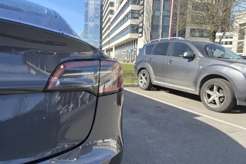 Aizmugurējais lukturis un spārns pēc mazgā&scaron;anas JT Carwash automazgātavā Rīgā