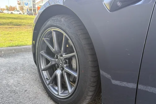 Priek&scaron;ējais ritenis un spārns pēc mazgā&scaron;anas JT Carwash automazgātavā Rīgā
