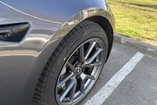 Otrs priek&scaron;ējais ritenis un riteņa arka pēc mazgā&scaron;anas JT Carwash automazgātavā Rīgā