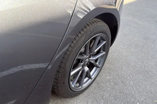 Aizmugurējais ritenis un riteņa arka pēc mazgā&scaron;anas JT Carwash automazgātavā Rīgā