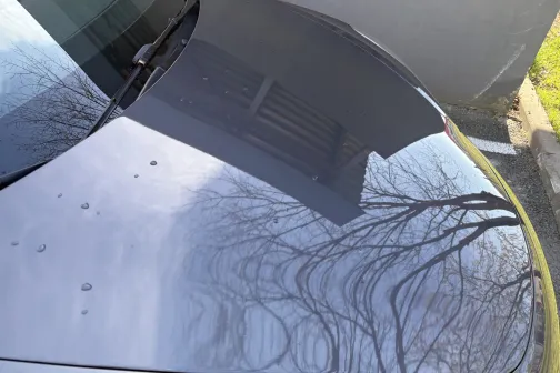 Motora pārsegs pēc mazgā&scaron;anas JT Carwash automazgātavā Rīgā