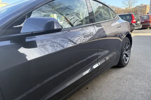 Priek&scaron;ējās durvis un sānu spogulis pēc mazgā&scaron;anas JT Carwash automazgātavā Rīgā