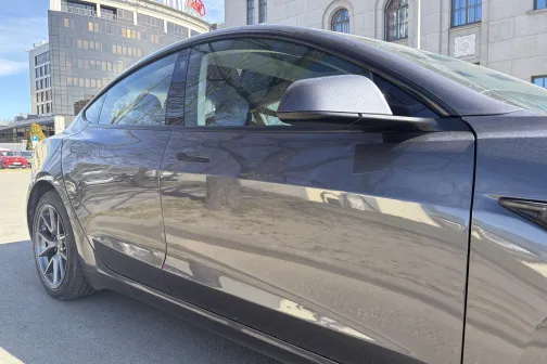 Otras puses durvis un sānu spogulis pirms mazgā&scaron;anas JT Carwash automazgātavā Rīgā