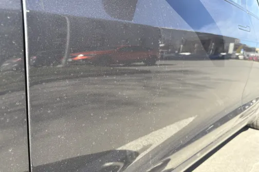 Durvju apak&scaron;daļa un slieksnis pirms mazgā&scaron;anas JT Carwash automazgātavā Rīgā