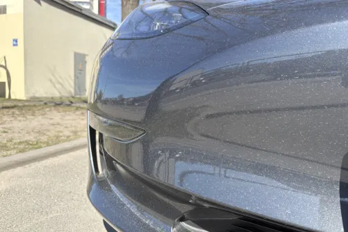 Priek&scaron;ējais lukturis un bampers pirms mazgā&scaron;anas JT Carwash automazgātavā Rīgā