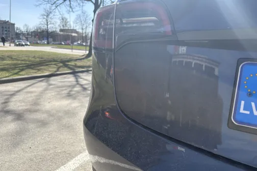 Aizmugurējais lukturis un bagāžnieka vāks pirms mazgā&scaron;anas JT Carwash automazgātavā Rīgā