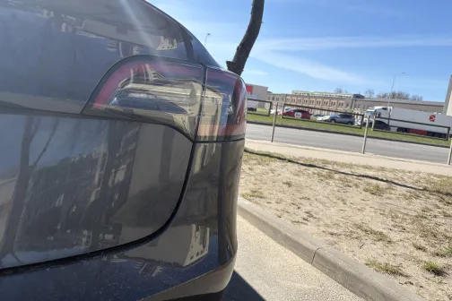 Aizmugurējais lukturis un spārns pirms mazgā&scaron;anas JT Carwash automazgātavā Rīgā