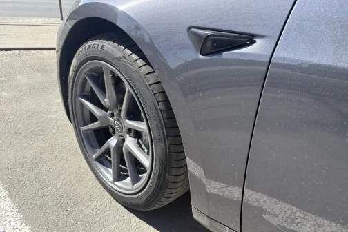 Priek&scaron;ējais ritenis un spārns pirms mazgā&scaron;anas JT Carwash automazgātavā Rīgā