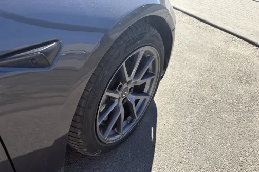 Otrs priek&scaron;ējais ritenis un riteņa arka pirms mazgā&scaron;anas JT Carwash automazgātavā Rīgā