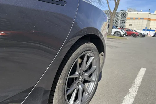 Aizmugurējais ritenis un riteņa arka pirms mazgā&scaron;anas JT Carwash automazgātavā Rīgā