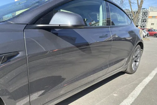 Priek&scaron;ējās durvis un sānu spogulis pirms mazgā&scaron;anas JT Carwash automazgātavā Rīgā