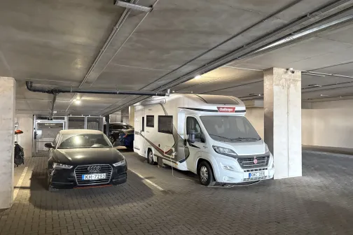 Automa&scaron;īna un kemperis stāvvietā pie JT Carwash automazgātavas Gustava Zemgala gatvē, Rīgā