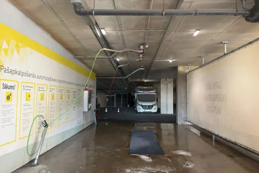 Mitra mazgā&scaron;anas vietas grīda ar paklāju un traipiem uz sienām JT Carwash automazgātavā Rīgā