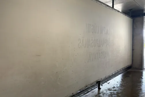 Mazgā&scaron;anas vietas siena ar netīrumu traipiem JT Carwash automazgātavā Gustava Zemgala gatvē, Rīgā