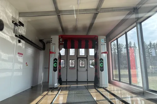Mazgā&scaron;anas zona ar portālu un birstēm PUTO express automazgātavā Daugavas ielā, Mārupē