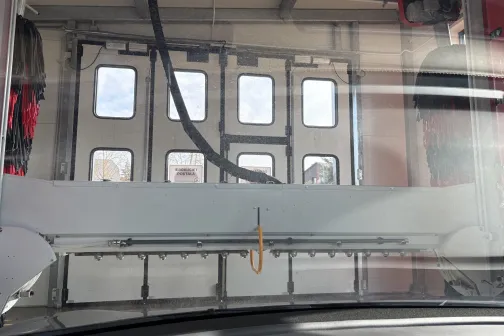Skats caur vējstiklu uz portāla sprauslām un izbrauk&scaron;anas vārtiem PUTO express automazgātavā Mārupē