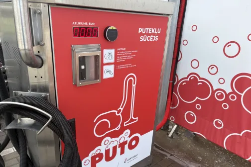 Sarkans PUTO putekļu sūcējs ar &scaron;ļūteni un monētu paneli automazgātavā Daugavas ielā, Mārupē