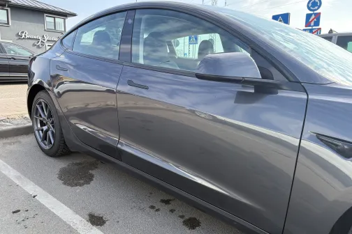 Auto sāns ar durvīm un priek&scaron;ējo riteni pēc mazgā&scaron;anas PUTO express automazgātavā Mārupē