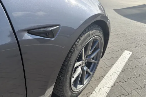 Otrs priek&scaron;ējais ritenis un riteņa arka pirms mazgā&scaron;anas PUTO express automazgātavā Mārupē
