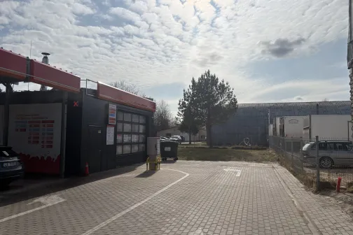 Bruģēts laukums pie PUTO express automazgātavas Daugavas ielā, Mārupē, kur uzgaidīt brīvu vietu