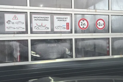 Iebrauk&scaron;anas vārti ar uzlīmēm &ldquo;Sagatavojiet automa&scaron;īnu&rdquo; un &ldquo;Iebrauciet portālā&rdquo; PUTO express Rīgā