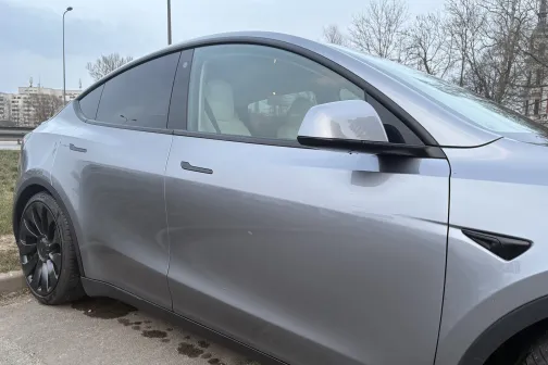 Otras puses durvis un sānu spogulis pēc mazgā&scaron;anas PUTO express automazgātavā Rīgā