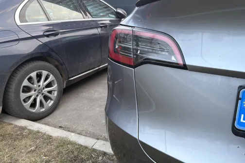 Aizmugurējais lukturis un bagāžnieka vāks pēc mazgā&scaron;anas PUTO express automazgātavā Rīgā