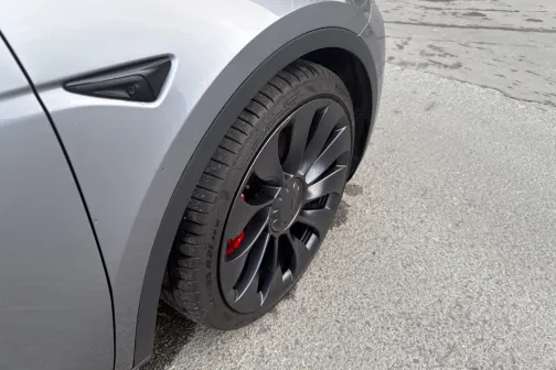 Otrs priek&scaron;ējais ritenis un riteņa arka pēc mazgā&scaron;anas PUTO express automazgātavā Rīgā
